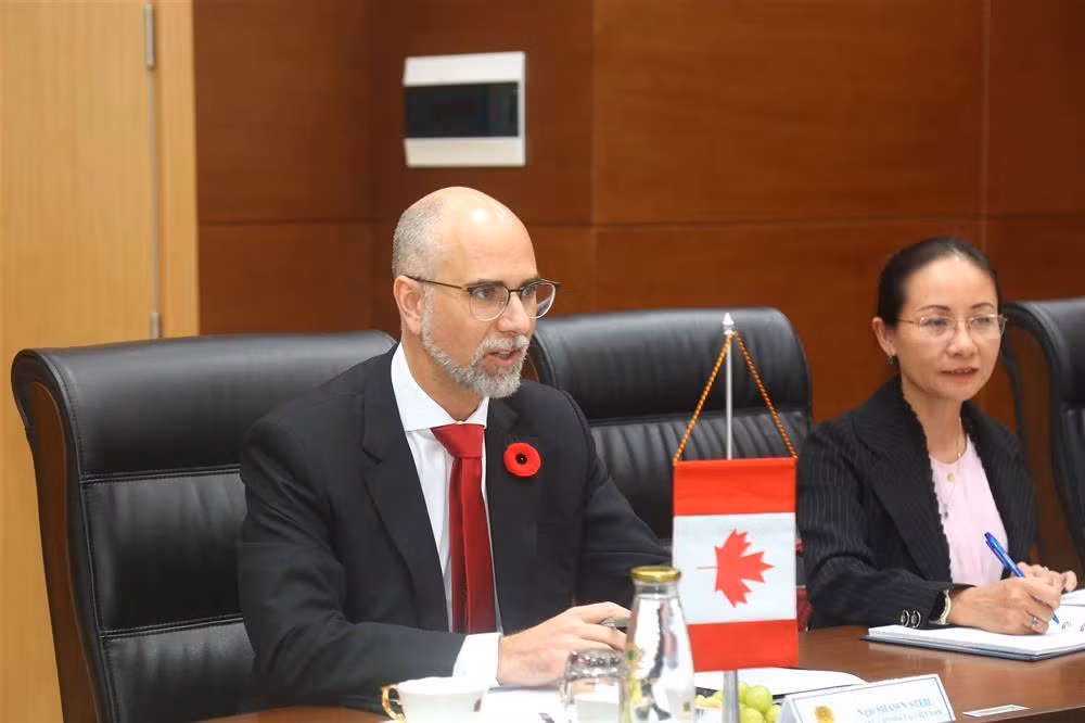 Deputy Minister Le Van Tuyen hosts Canadian Ambassador -1