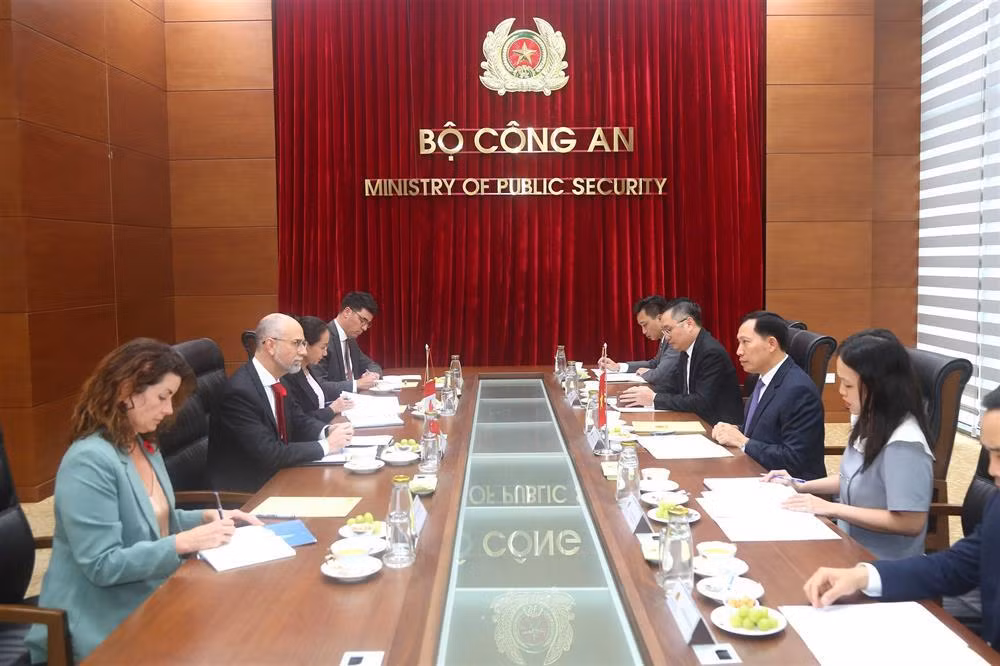 Deputy Minister Le Van Tuyen hosts Canadian Ambassador -0