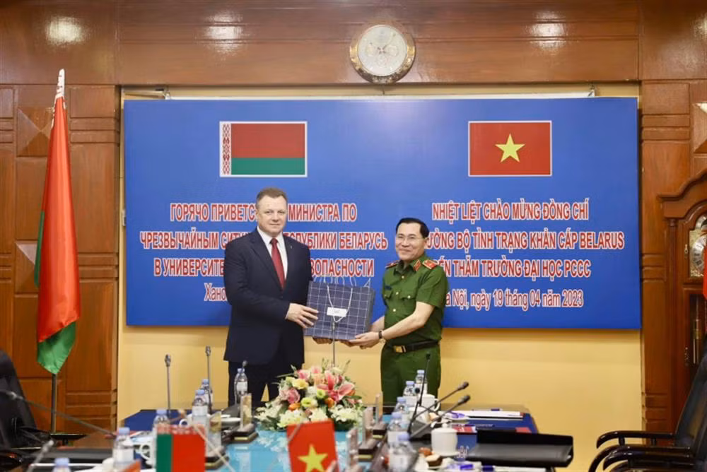 Minister of Emergency Situations of Belarus affirms support for Fire University -0