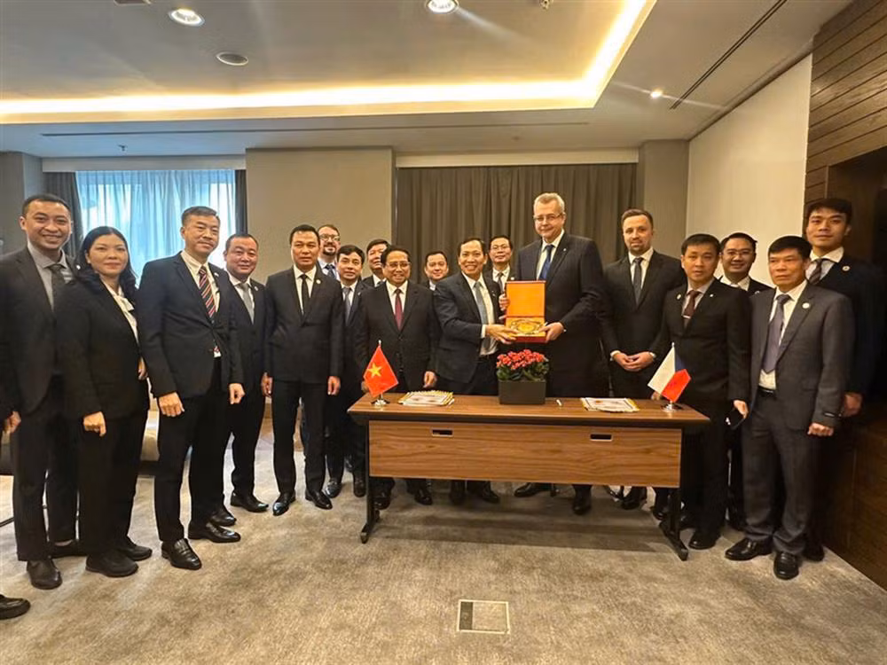 Deputy Minister Le Van Tuyen visits Czech Republic -0