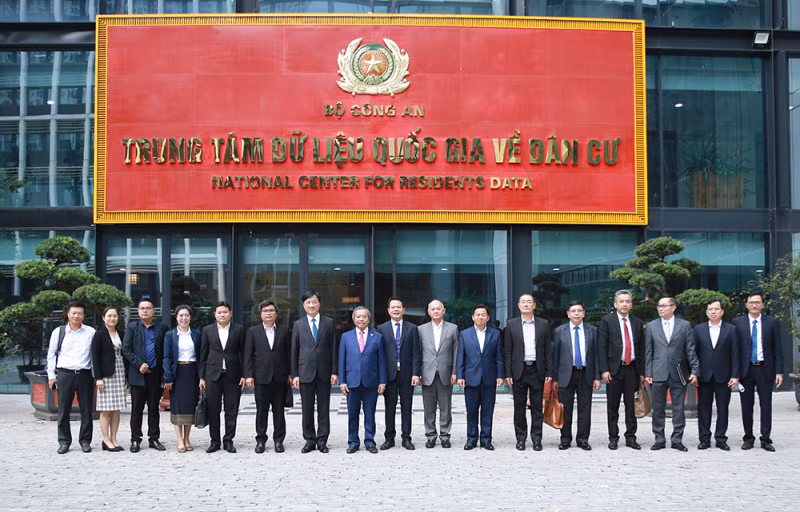 Deputy Minister Nguyen Duy Ngoc shares experience in digital transformation with Lao officials -0