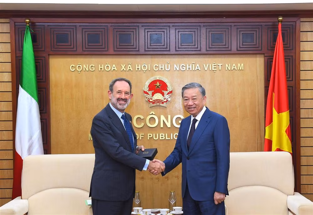 Newly accredicted Italian Ambassador visits Ministry of Public Security -0