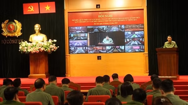 Vuong Dinh Hue permitted to cease holding positions, working ảnh 3