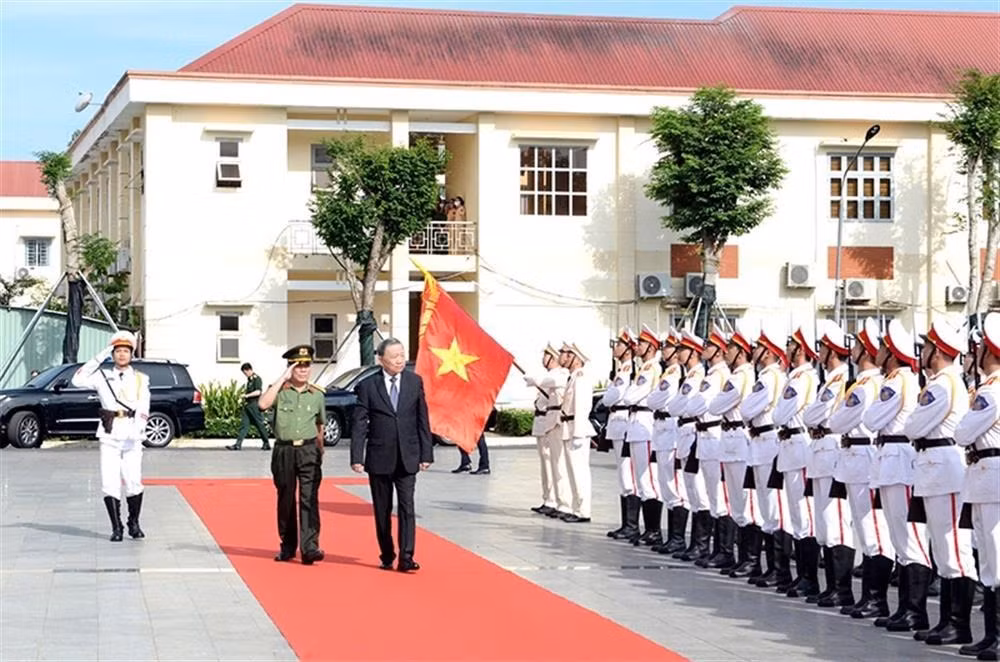 General Secretary To Lam visits Binh Phuoc Provincial Police Department -0