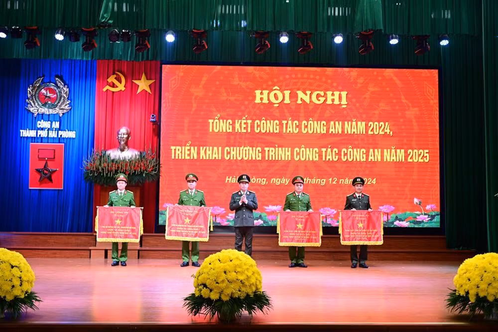 Hai Phong police force requested to be truly clean, strong, regular, elite and modern -0