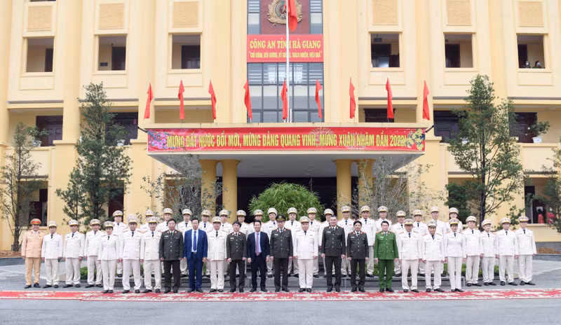 Minister To Lam work with Ha Giang Police -0