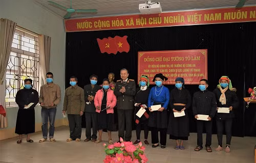Minister To Lam work with Ha Giang Police -0