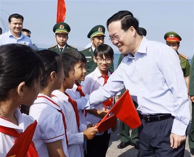 President visits soldiers, people in Co To island district -0