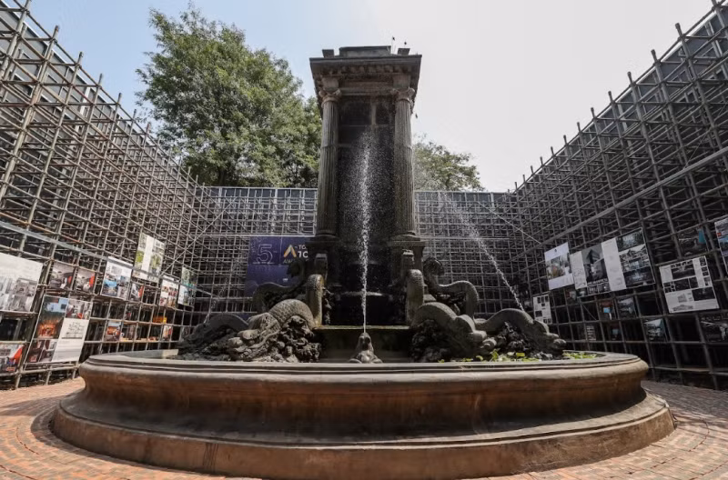 Unique giant 3D mirror house at Dien Hong flower garden -3