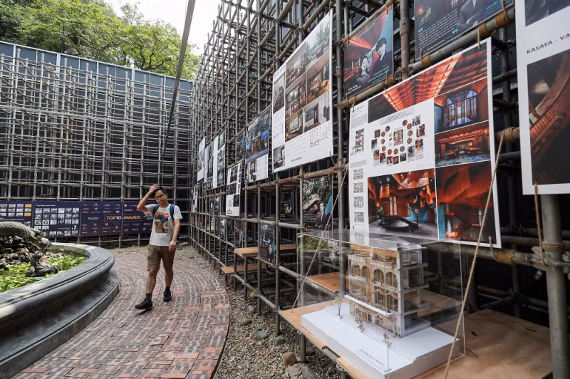 Unique giant 3D mirror house at Dien Hong flower garden -6