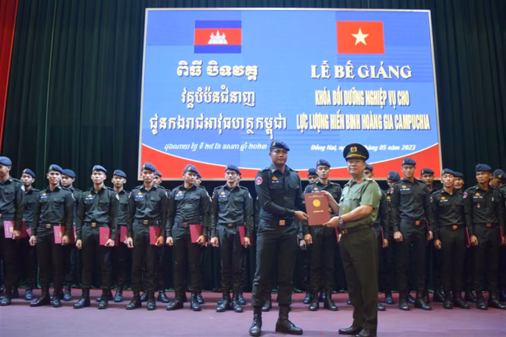 Security College I closes refresher course for Cambodian Royal Gendarmerie officers -0