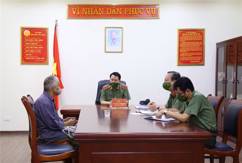 Deputy Minister Le Quoc Hung meets citizens -0