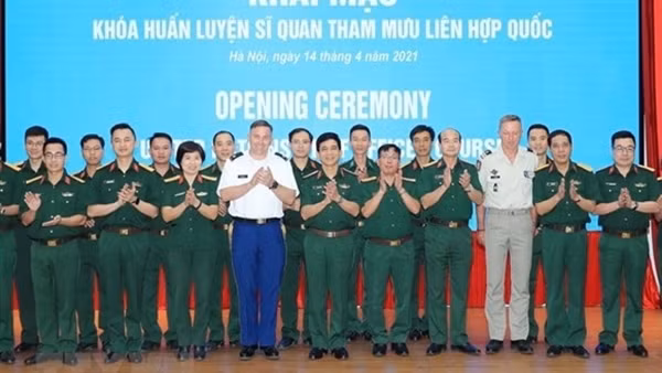Minister To Lam visits class-1 national security and defense students at National Defense Academy ảnh 4