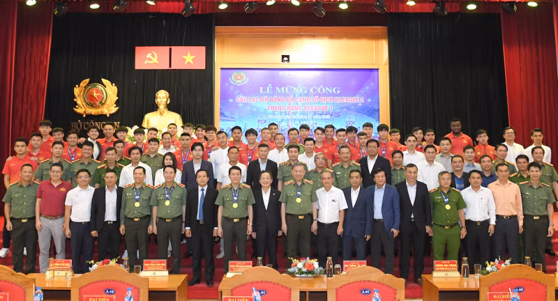 People's Public Security Football Club kick in V-league 1 next year -0