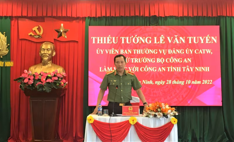 Deputy Minister Le Van Tuyen works with Tay Ninh police -0