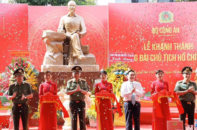 President Ho Chi Minh Monument unveiled in Southern branch of Ministry of Public Security -0