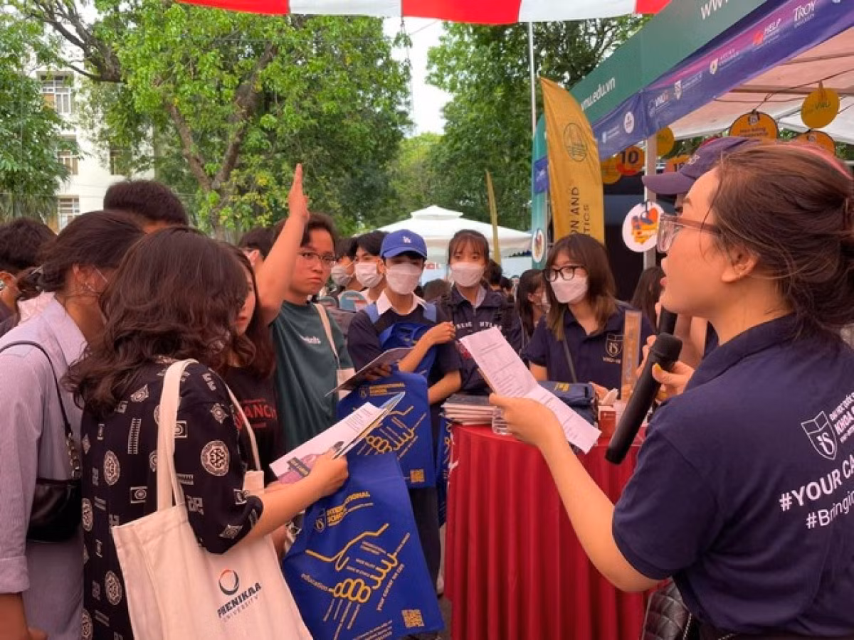 Hungary offers 200 scholarships to Vietnamese citizens -0
