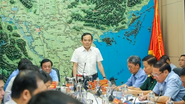 Police forces join people brace for Typhoon No. 1 ảnh 3