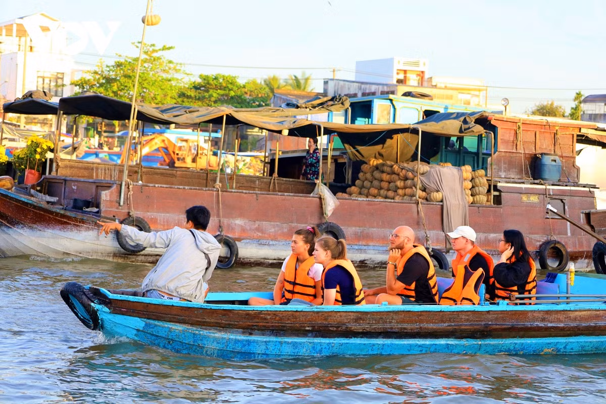 Travel businesses anticipate bonanza during year-end peak season -0