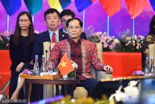 Vietnam attends 30th ASEAN Regional Forum -0