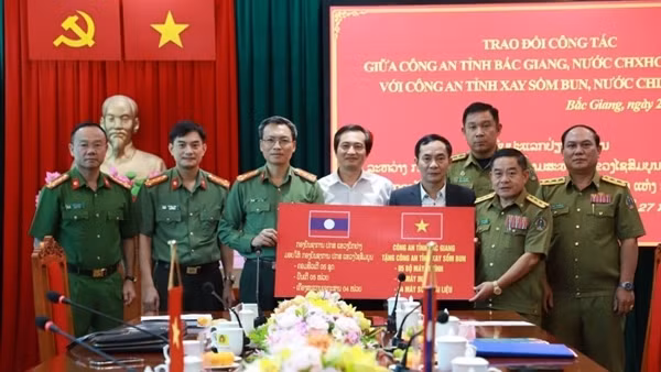 Bac Giang Police Department holds dialogue with female and young police officers ảnh 2