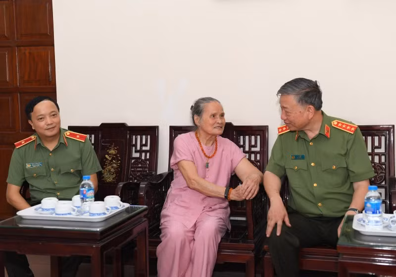 Minister To Lam pays tribute to General Vo Nguyen Giap and late Ministers of Public Security -0