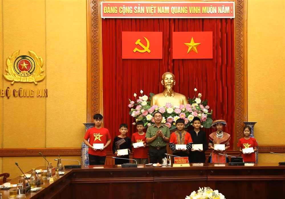Leaders of the Ministry of Public Security meet children of fallen and wounded officers -0