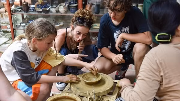 Vietnamese Tet in ancient village fascinates visitors ảnh 12
