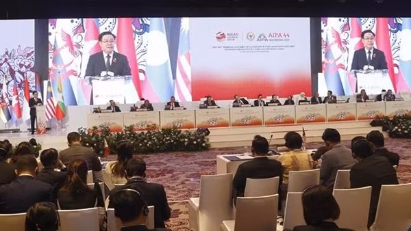 NA Chairman addresses law and policy forum in Tehran ảnh 1