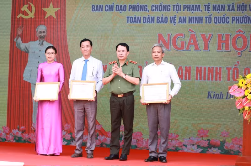 Deputy Minister Le Quoc Hung attends Festive Day “All people protect national security