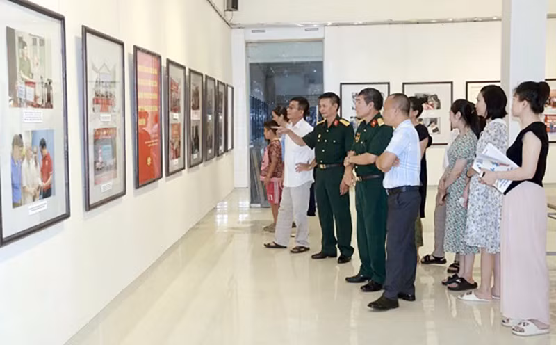 Exhibition “76 years of payment of gratitude” held in Hue -0