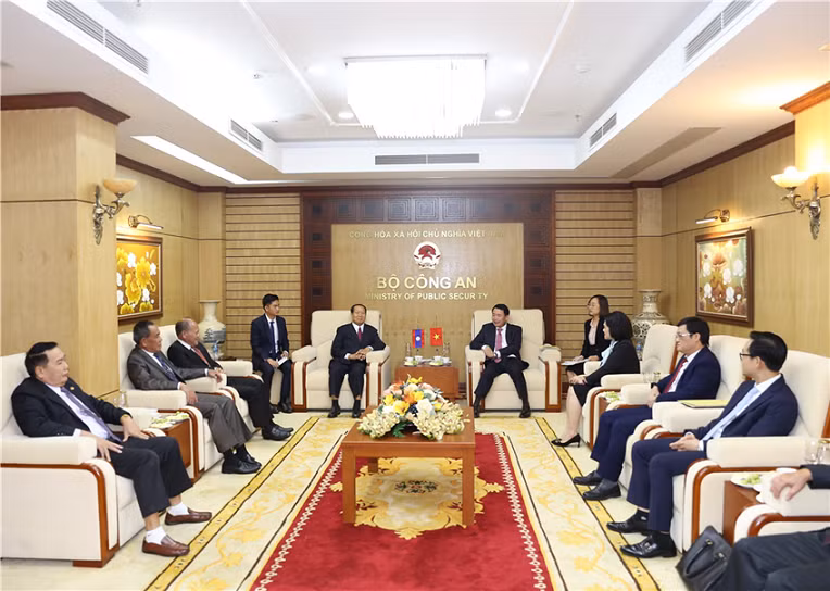 Deputy Minister Le Quoc Hung receives Lao police alumni delegation -0