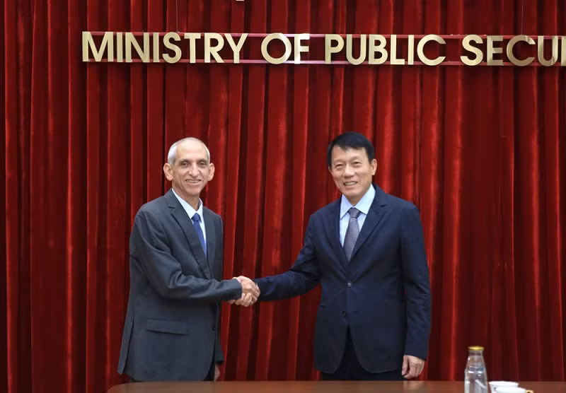 Minister Luong Tam Quang hosts representative from Cuban Ministry of the Interior -0