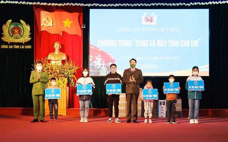 Lai Chau police support electronic devices to their comrade’s students -0