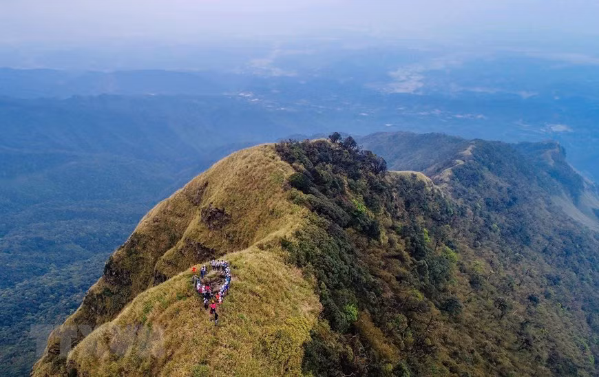 Located in Loc Binh district of the northern province Lang Son, Phia Po Mountainhas been enticing trekkers to conquer the heights and explore the pristine landscape.