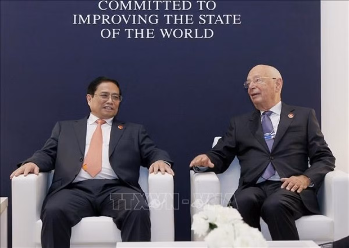PM receives founder of World Economic Forum in China -0