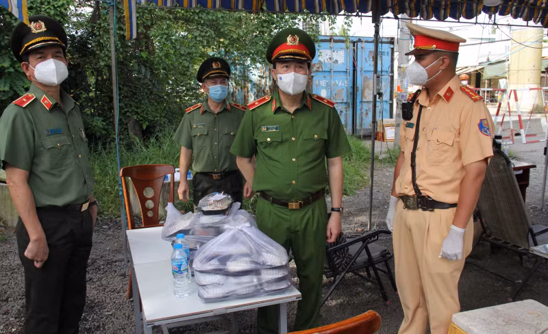 Outstanding police officers in fighting COVID-19 praised -0