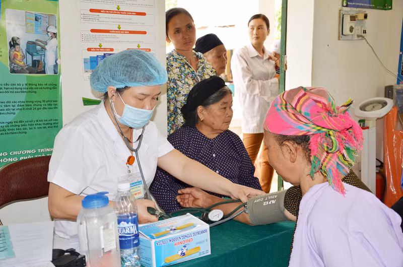 TET - Tuyen Quang police doctors wholeheartedly care for patients -0