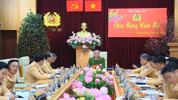 Party chief chairs meeting reviewing organisation of Tet celebrations ảnh 4