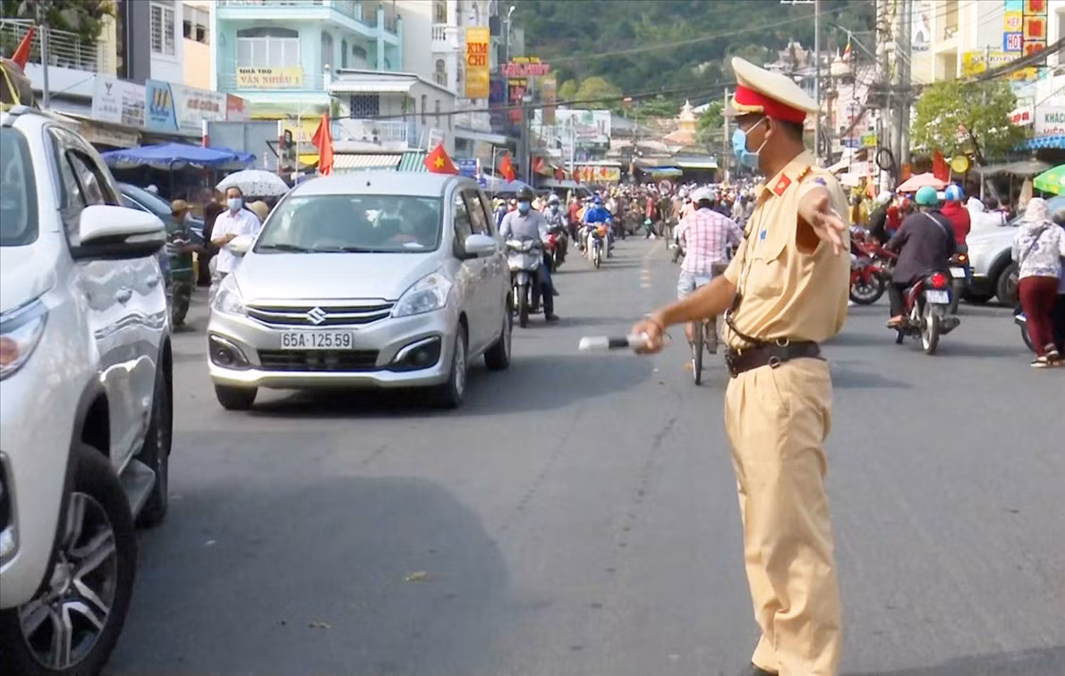 Police in An Giang ensure security and order at spring festivals -0