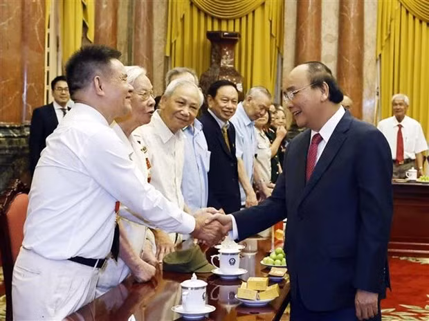 President meets cadres who once served late President Ho Chi Minh -0