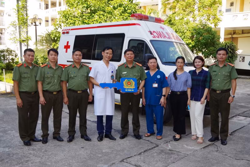 MPS presents ambulance to Ha Giang General Hospital -0