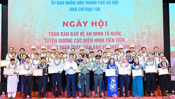 Deputy Minister Le Van Tuyen attends opening ceremony of 2025–2026 academic year of People’s Public Security University of Technology and Logistics ảnh 6