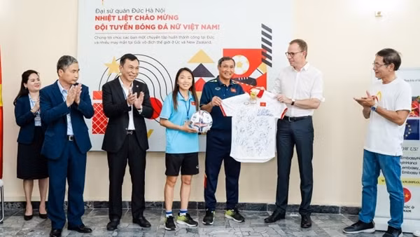 Prime Minister believes in great potential of women’s football in Vietnam ảnh 2