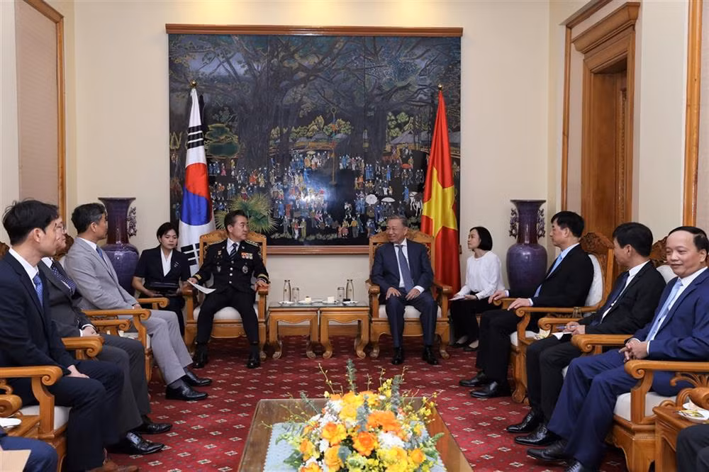 Minister To Lam receives Commander of the Korean National Police Agency -0