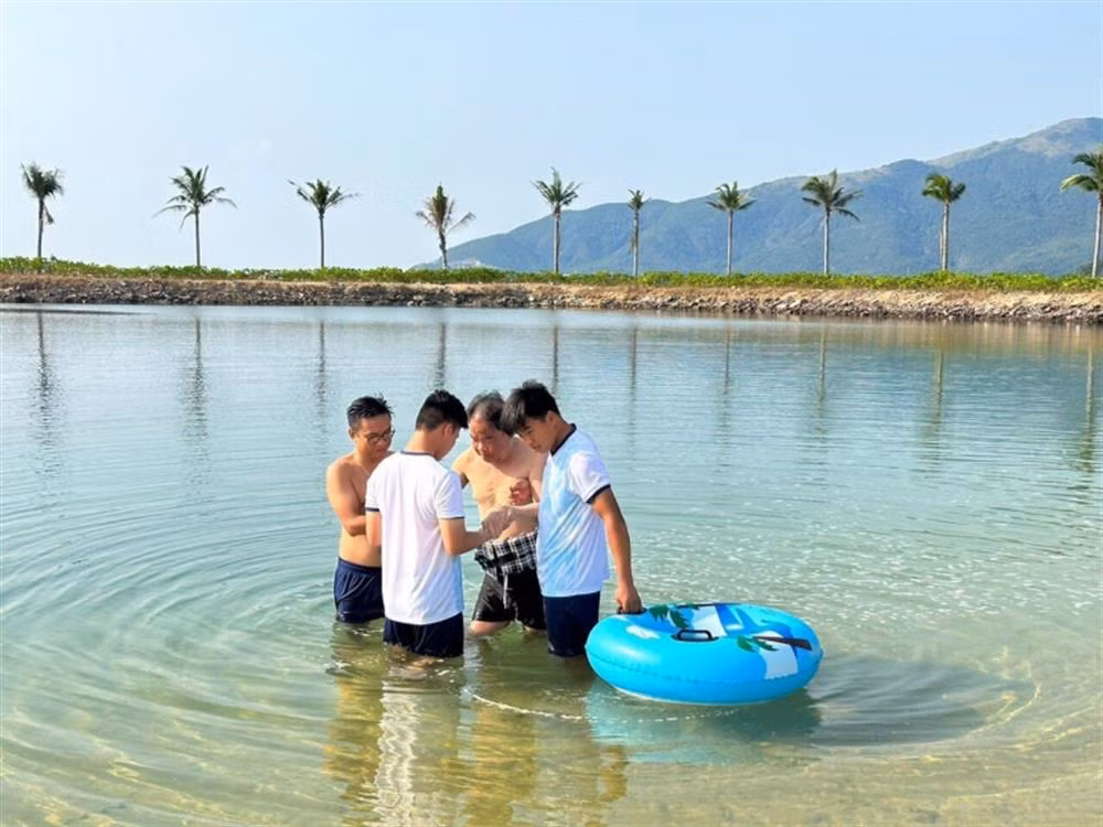 Khanh Hoa provincial police supports the treatment of high-ranking Lao police officer -0