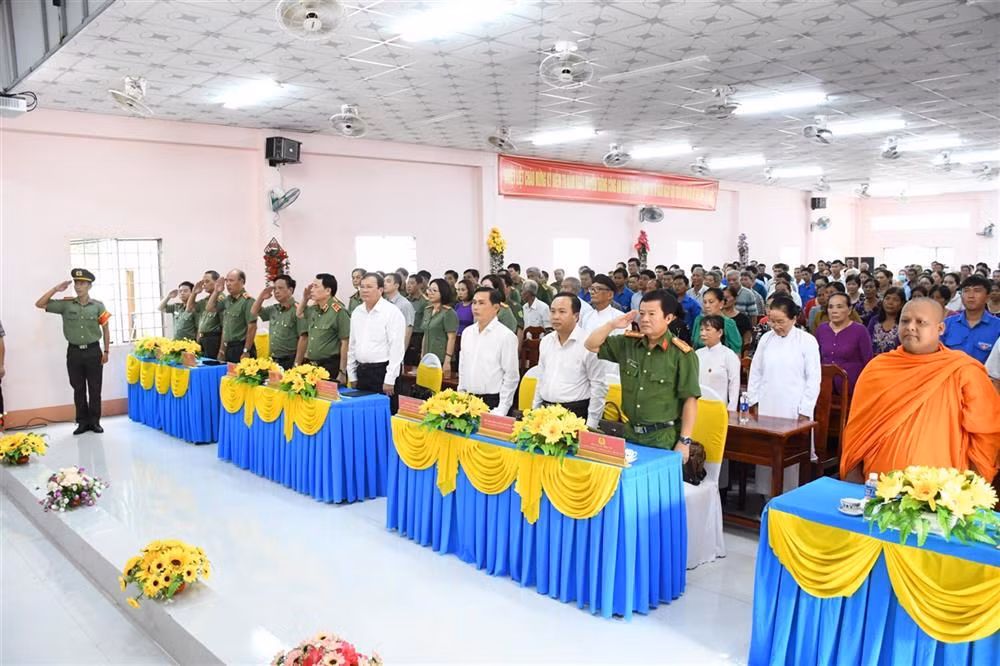 Deputy Minister Le Quoc Hung attends “All people to protect national security” festival in Tra Vinh -0