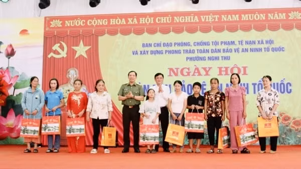 Deputy Minister Luong Tam Quang attends “All People Protect National Security” Festival in Nam Dinh ảnh 2