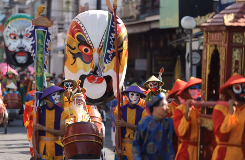 Unique procession of Hue classical drama -1