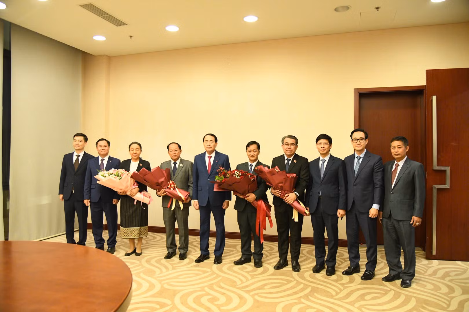 Deputy Minister Le Quoc Hung congratulates senior Lao public security officers on success of 12th Lao People’s Revolutionary Party National Congress -0